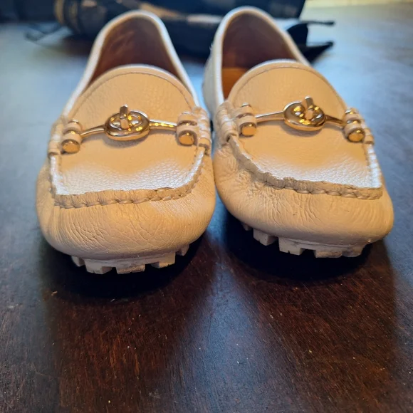 COACH Loafers Crosby Driver Turnlock Cream Pebble  Leather w Gold Size 6 VGC - Picture 2 of 4